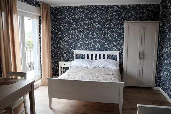 Pokój granatowy — łóżko i balkon