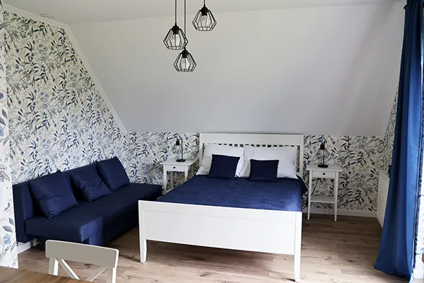 Pokój niebieski — łóżko i łazienka